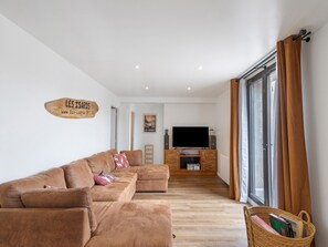 TV, stereo - Comfortable Mountain Stay in Formiguères: 4Bedrooms, 9Min from the Ski Resort with Private Terrace ! (Formiguères)