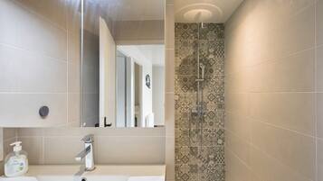 Een douche, een haardroger