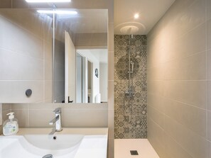 Shower, hair dryer - Comfortable Mountain Stay in Formiguères: 4Bedrooms, 9Min from the Ski Resort with Private Terrace ! (Formiguères)