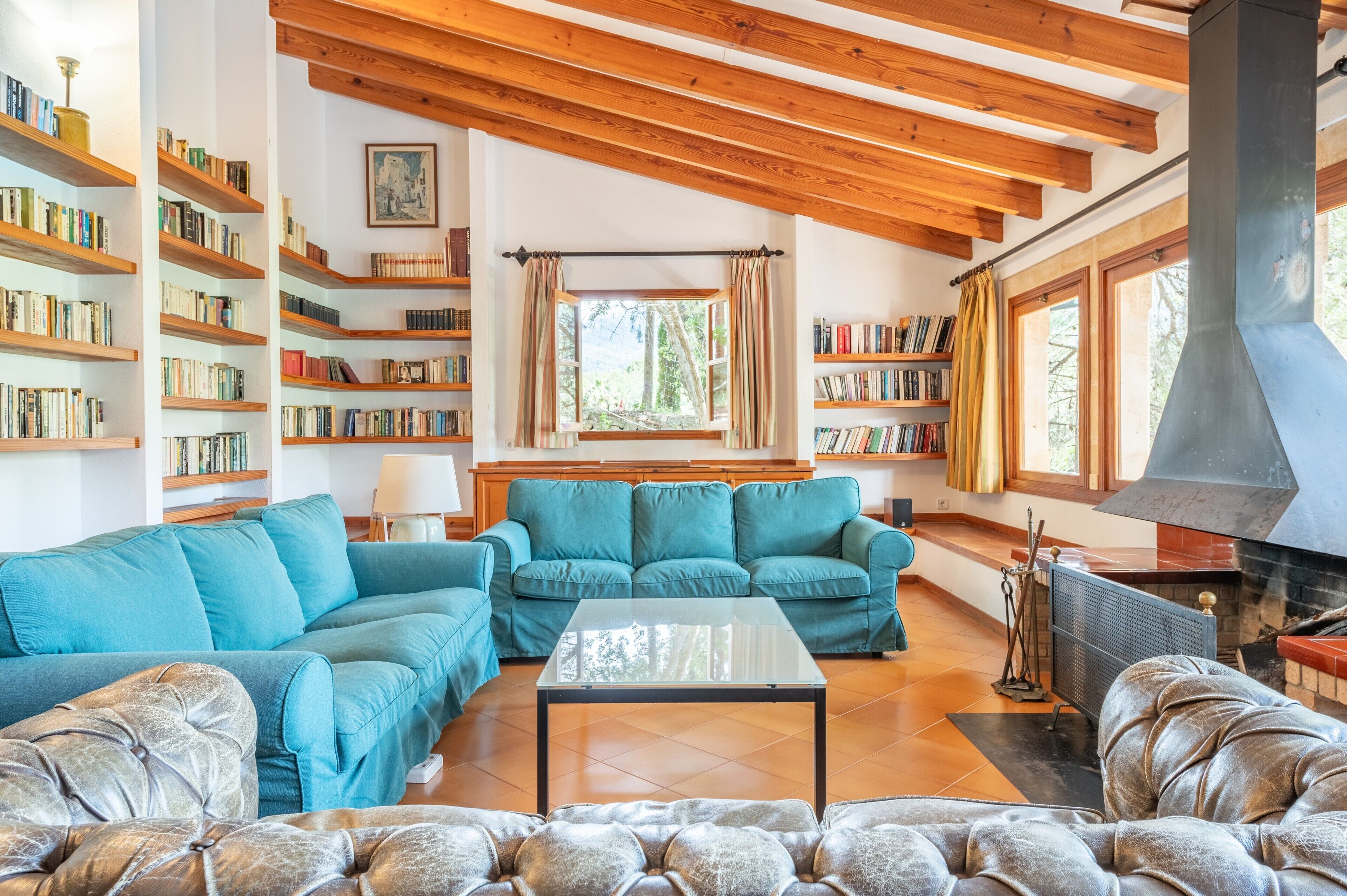 Televisie en een open haard