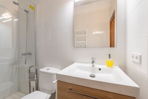 Shower, hair dryer, towels - Chalet 'Ses Llebres' with Private Pool, Wi-Fi and Air Conditioning (Bunyola)