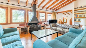 Una televisión, una chimenea