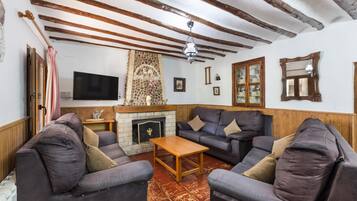 Een televisie, een open haard en een tafeltennistafel