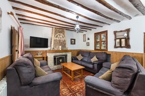 Fernseher, Kamin, Tischtennisplatte