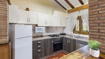 Frigorífico, microondas, horno y placa de cocina
