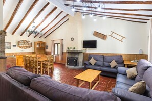 TV, fireplace - Apartment 'La Mata Il' with Mountain View, Shared Pool and Wi-Fi (Calar de la Santa)