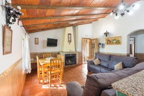 TV, fireplace - Apartment 'La Mata Ill' with Mountain View, Shared Pool and Wi-Fi (Calar de la Santa)