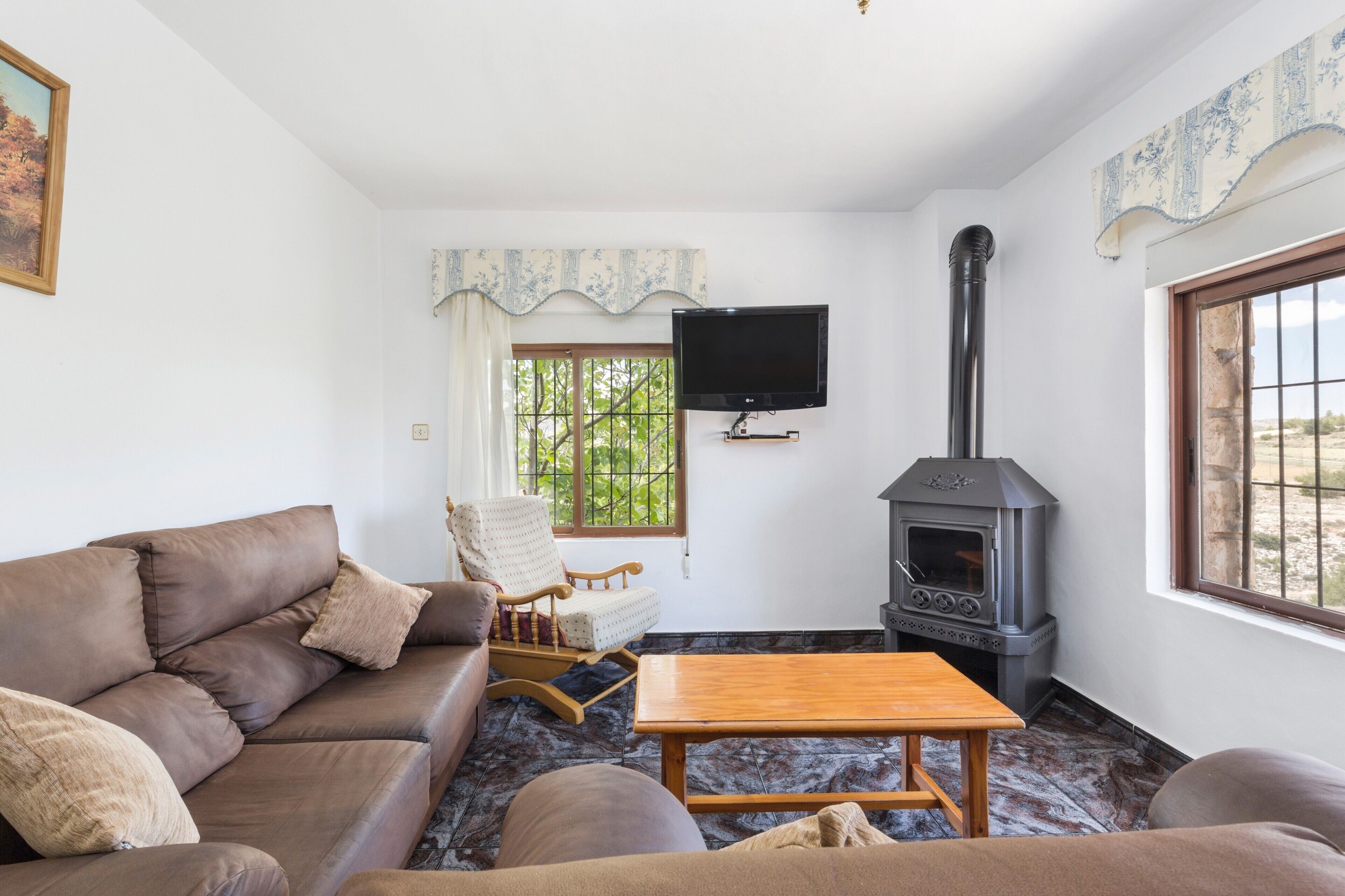 Een televisie en een open haard