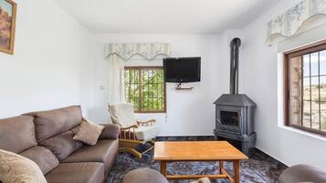 Een televisie en een open haard