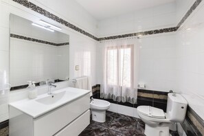 Chuveiro, secador de cabelo, toalhas de banho 