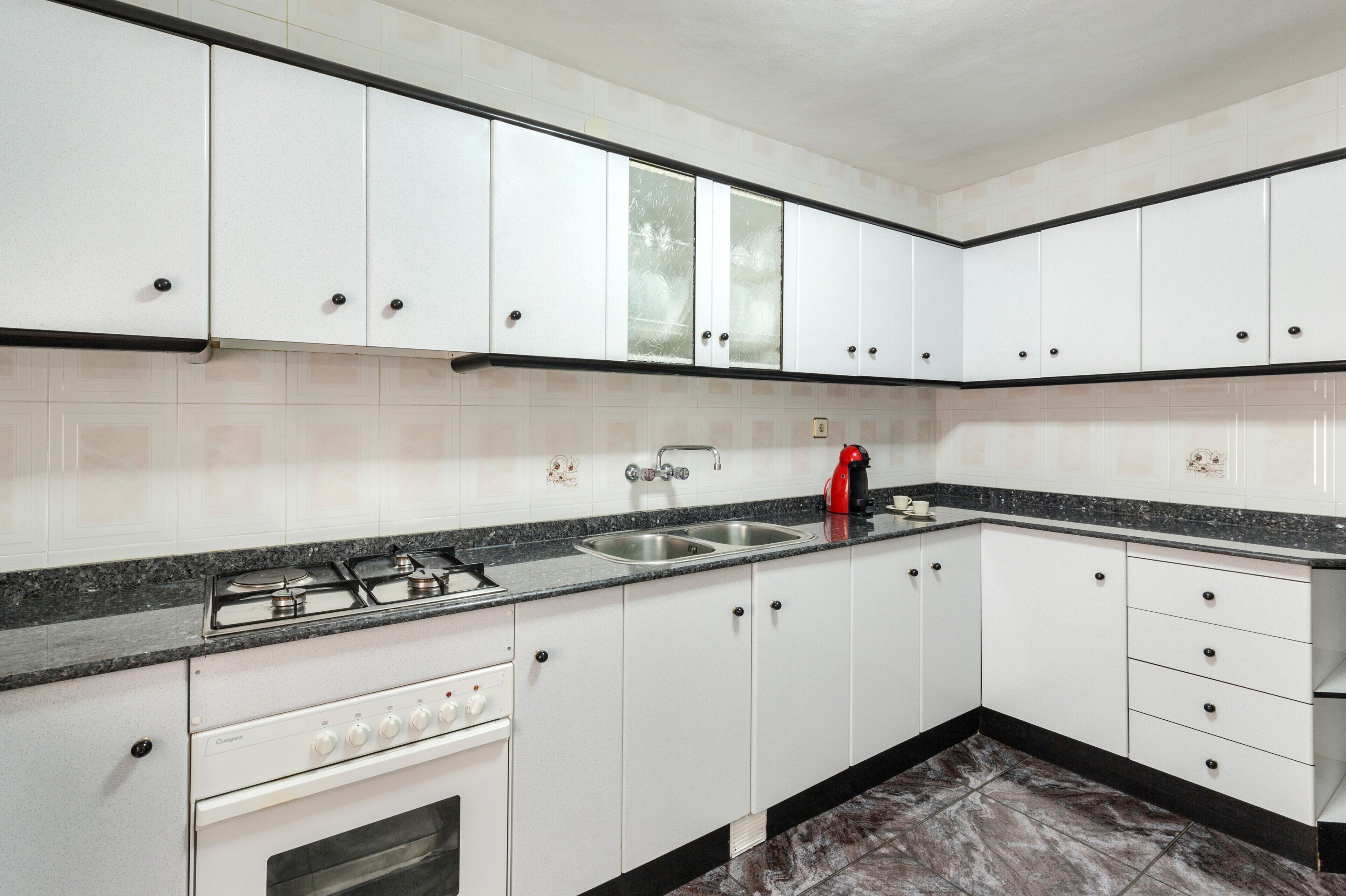 Een koelkast, een magnetron, een oven, een kookplaat