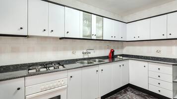 Een koelkast, een magnetron, een oven, een kookplaat