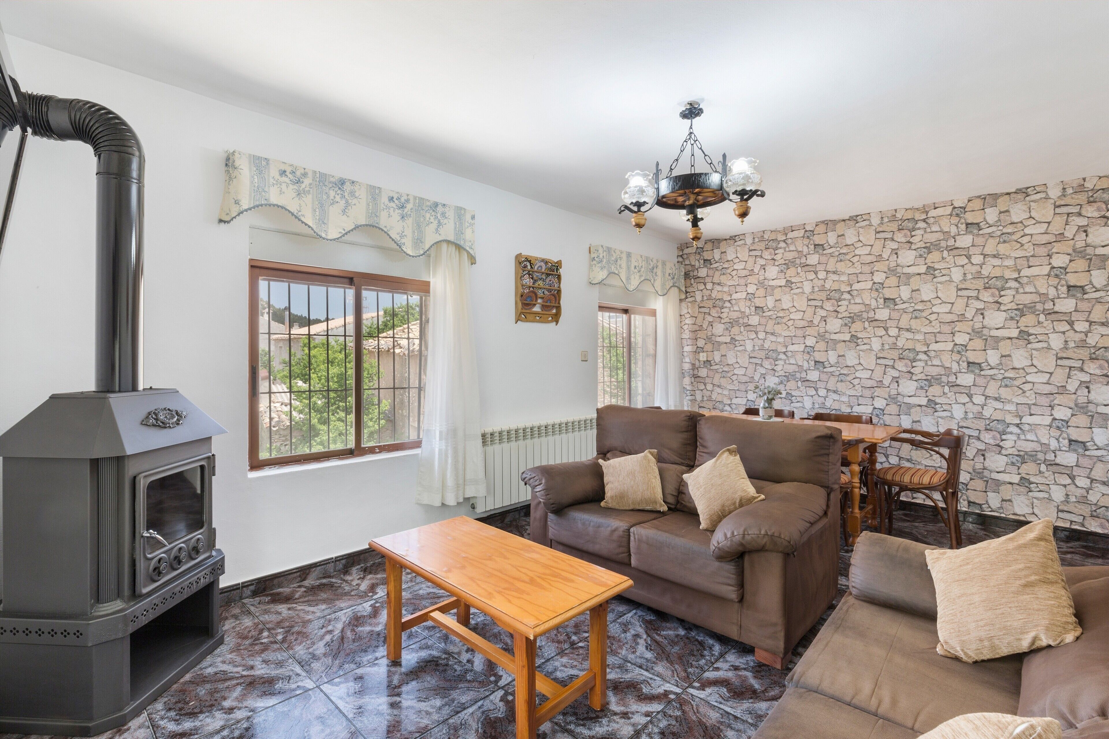 Een televisie en een open haard