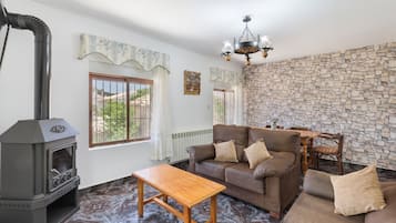 Een televisie en een open haard