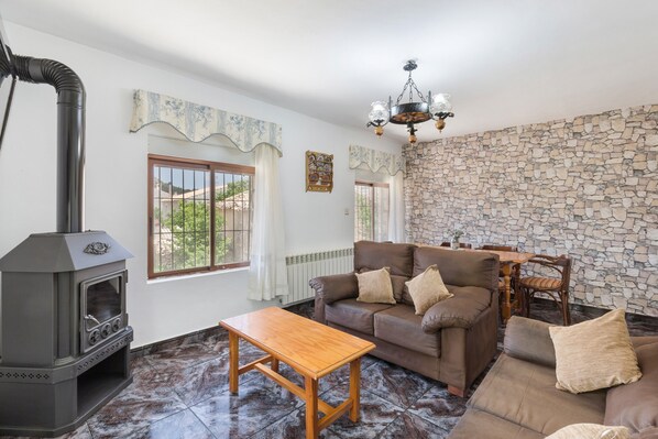 Televisión y chimenea 