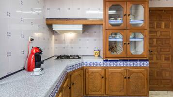 Een koelkast, een magnetron, een kookplaat