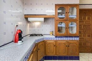 Kühlschrank, Mikrowelle, Herdplatte, Wasserkocher mit Kaffee-/Teezubehör