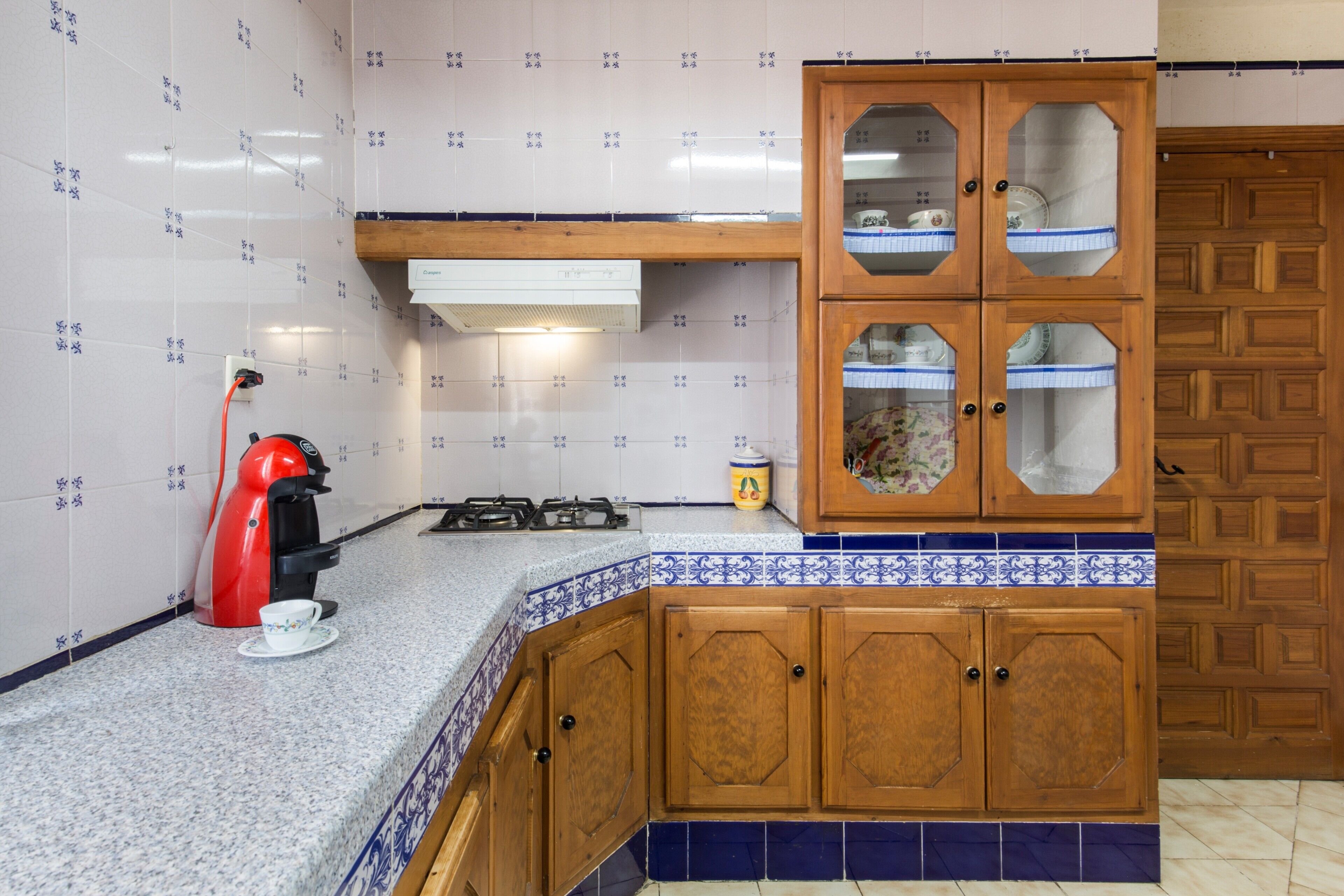 Kylskåp, mikrovågsugn, spishäll och kaffe- och tebryggare