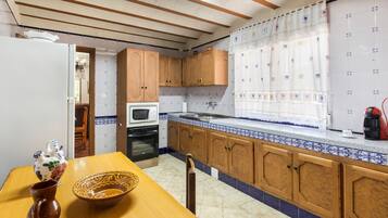 Frigorífico, microondas, placa de cocina y cafetera o tetera