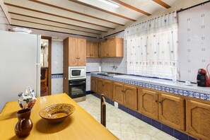 Geladeira, micro-ondas, cooktop, cafeteira/chaleira