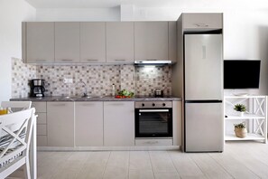 Fridge, oven, stovetop, coffee/tea maker