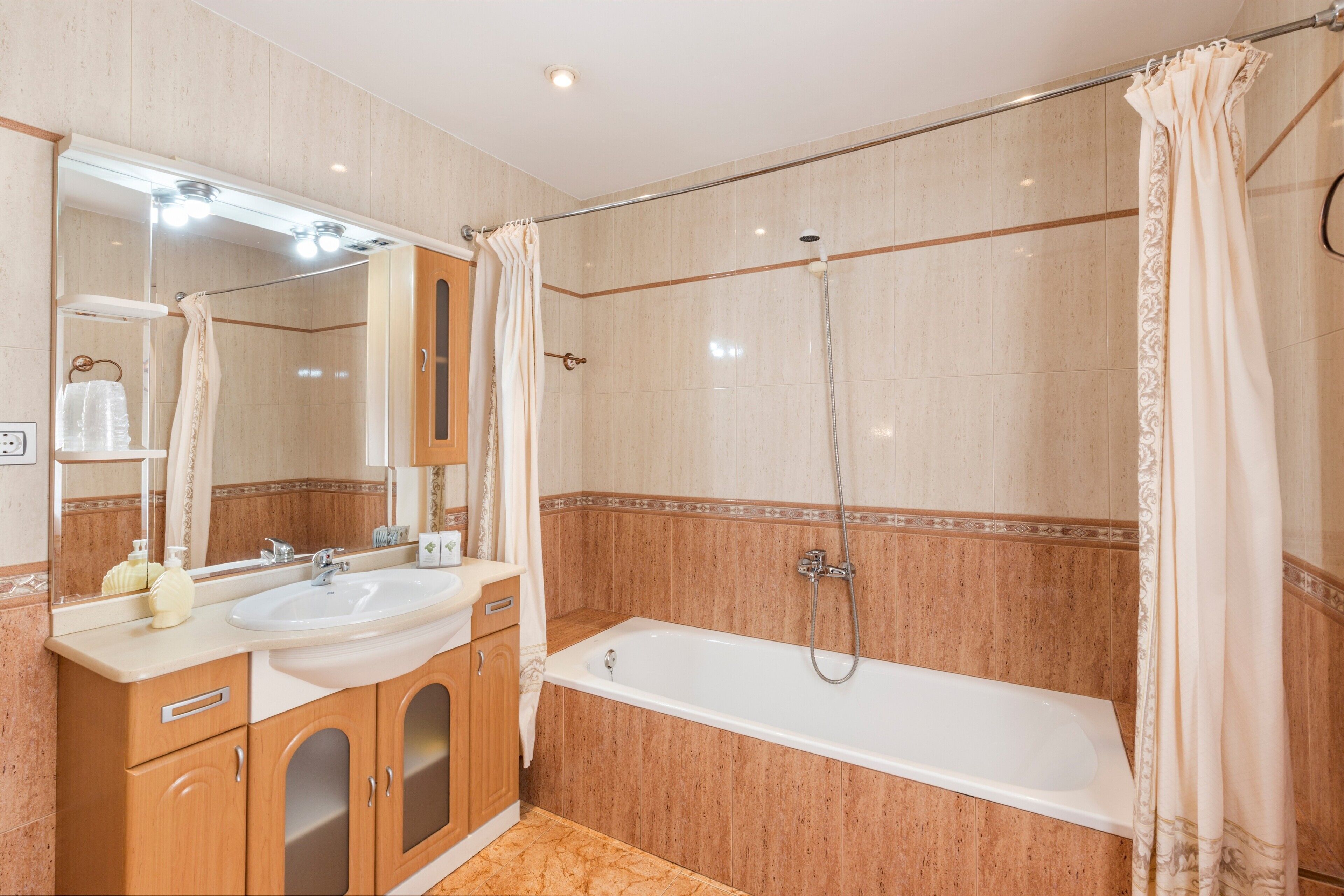 Een douche, een haardroger, handdoeken