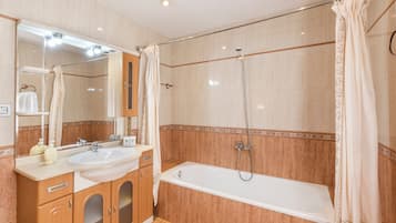 Een douche, een haardroger, handdoeken