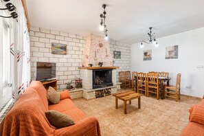 TV, fireplace - Apartment 'Duplex Rural' with Mountain View, Private Terrace and Wi-Fi (Calar de la Santa)