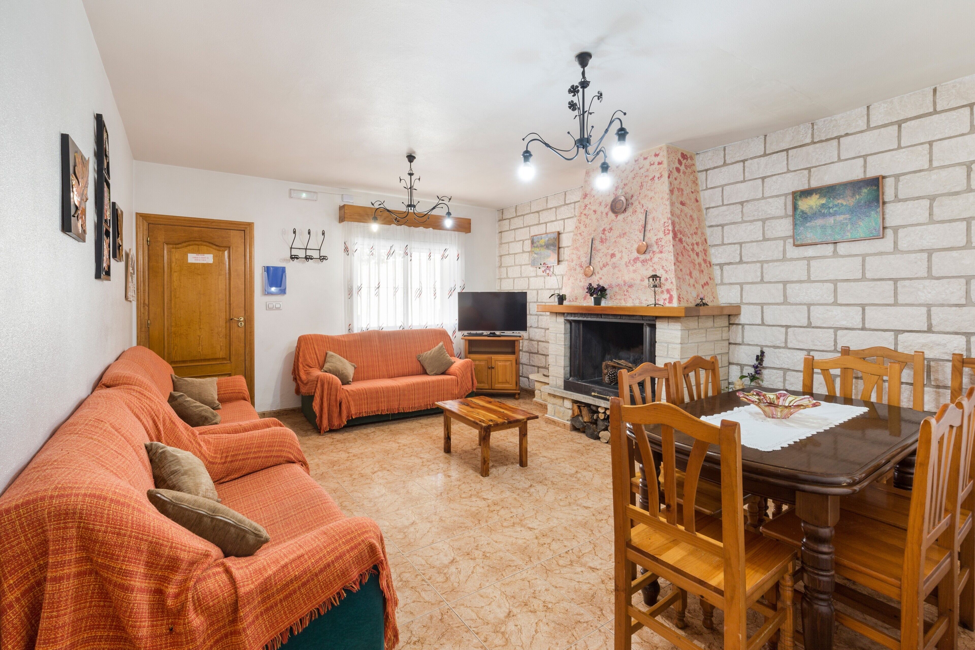 Een televisie en een open haard