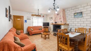 Een televisie en een open haard