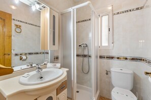 Douche, sèche-cheveux, serviettes fournies