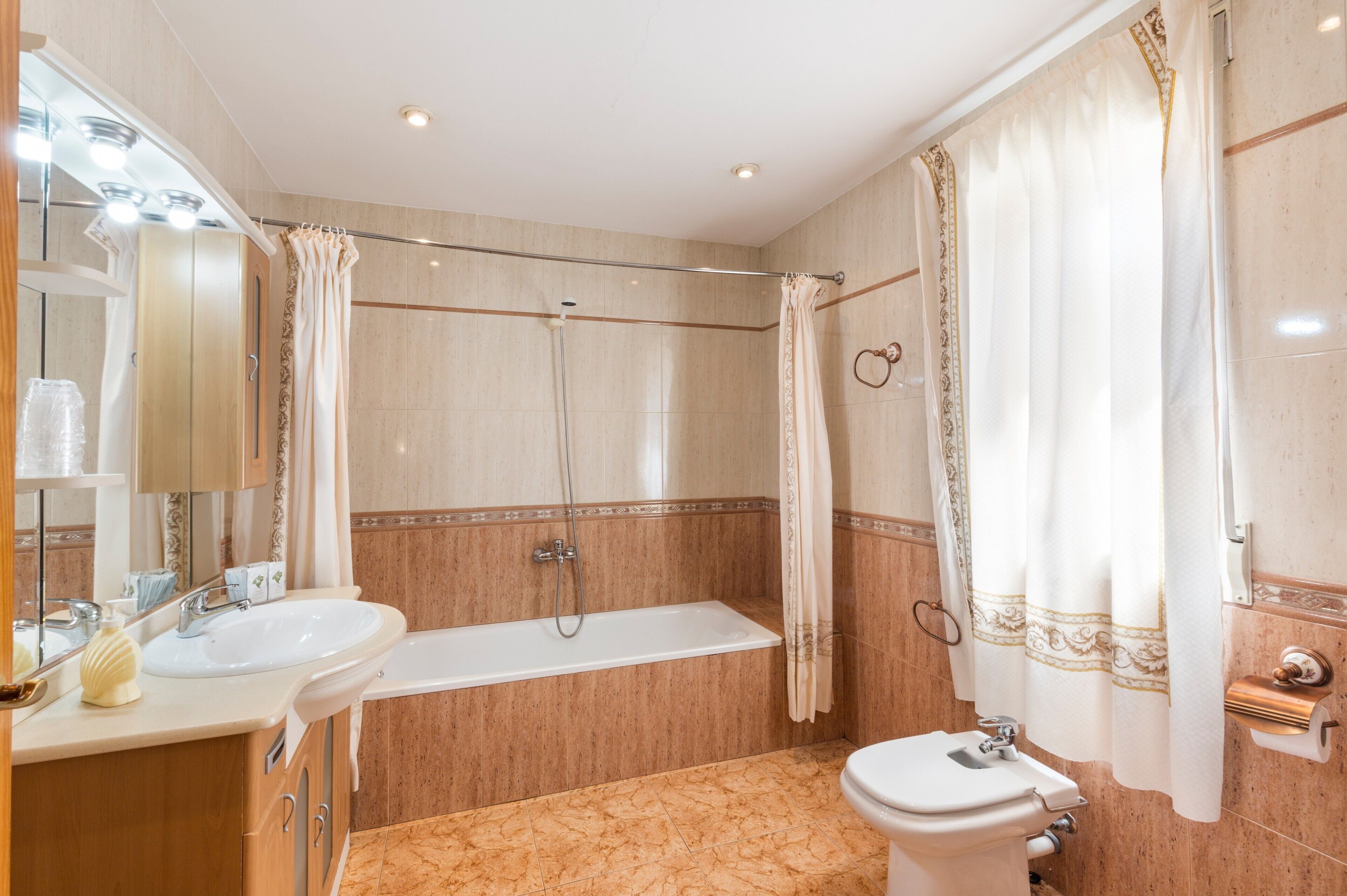 Une salle de bain avec une baignoire, un lavabo et des toilettes.