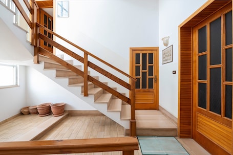 Interior. Apartment 'La Terra Di Mezzo' with Balcony, Wi-Fi and Air Conditioning