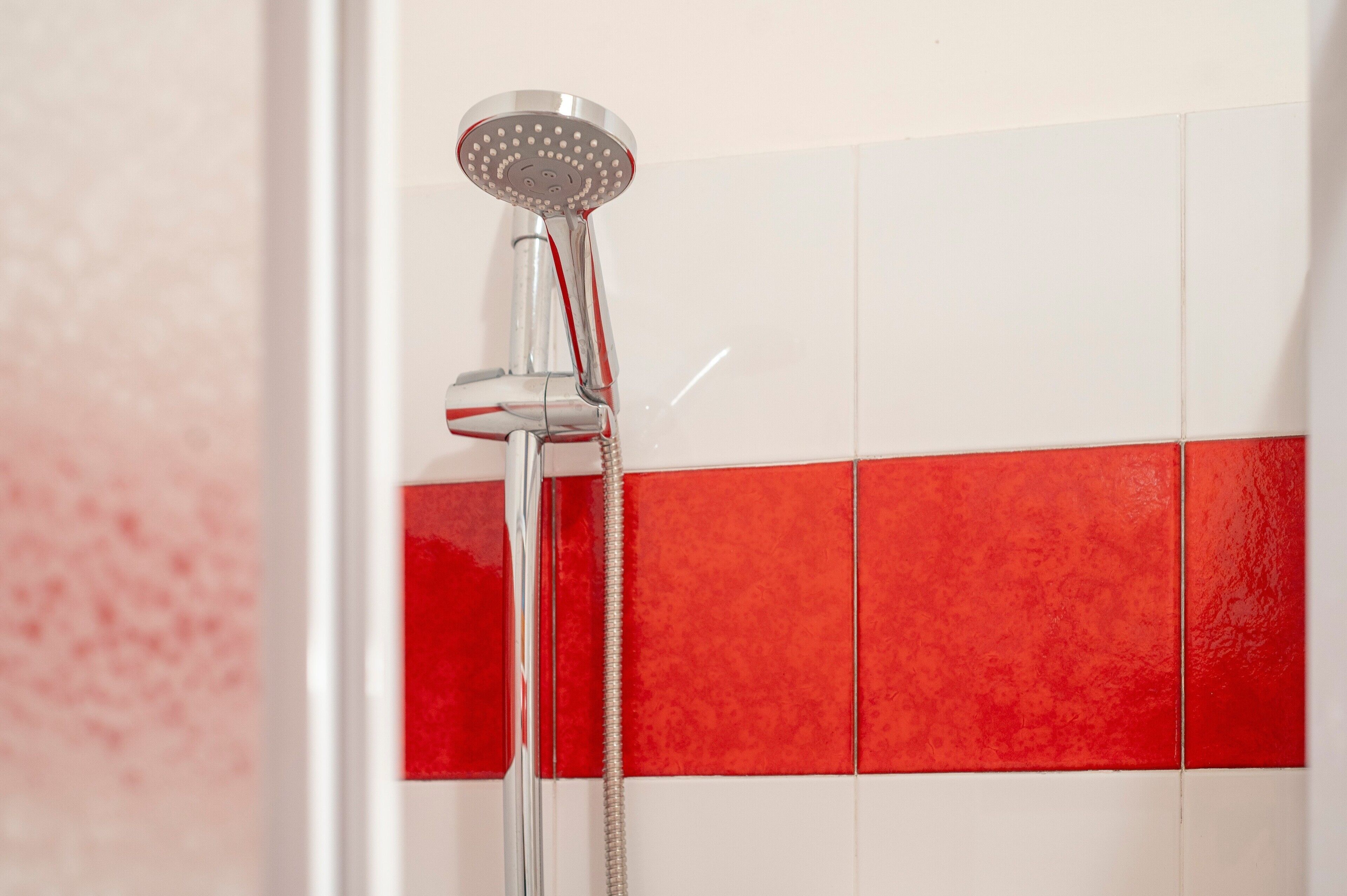 Douche, sèche-cheveux, serviettes fournies