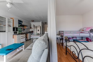 1 habitación, tabla de planchar con plancha y wifi gratis 