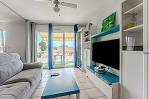 TV - Apartment 'Proche Plage Parentis' with Private Terrace and Wi-Fi (Parentis-En-Born)