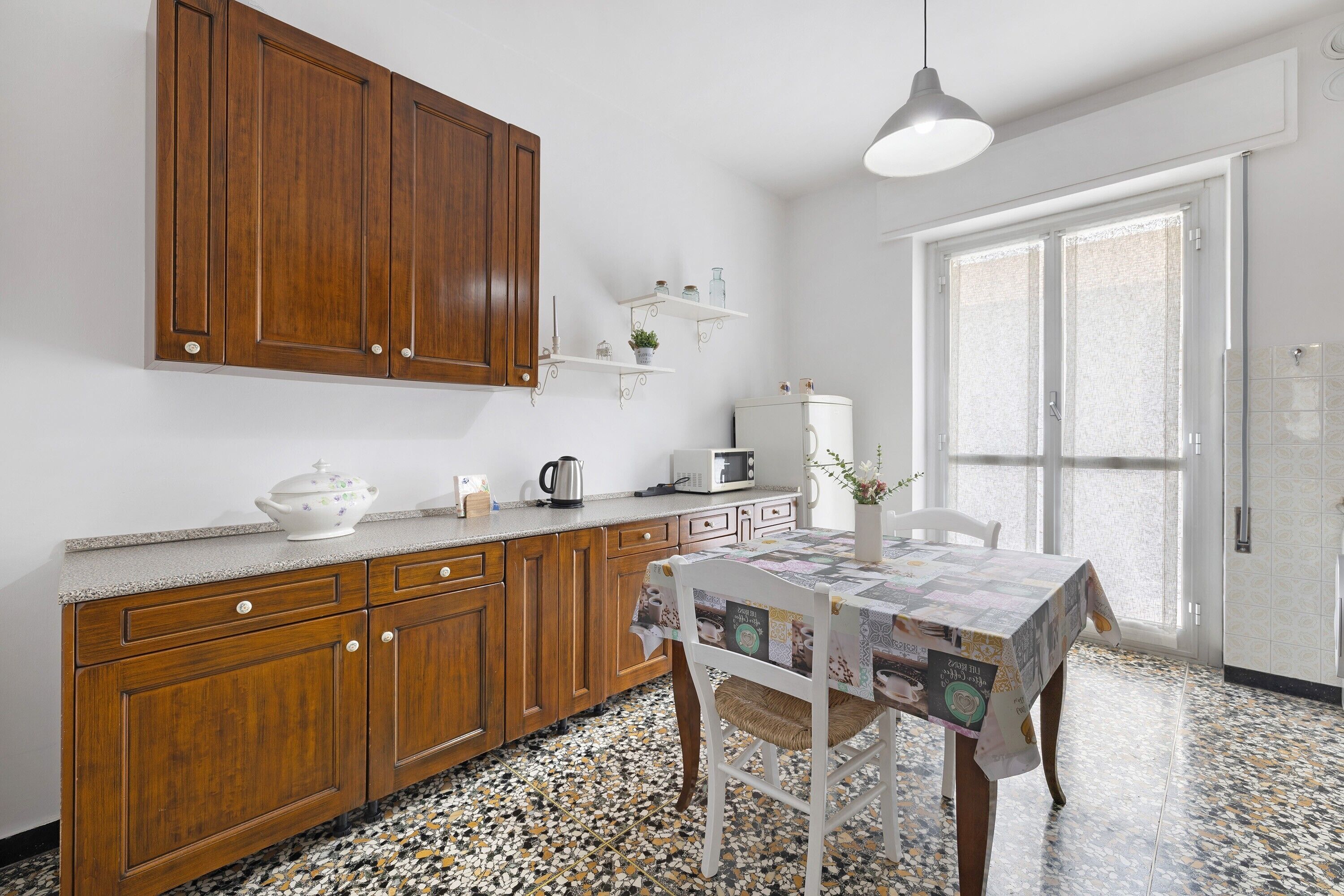 Frigorifero, microonde, forno, piano cottura