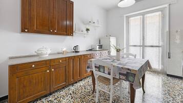 Frigorifero, microonde, forno, piano cottura