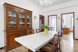 Dining - Apartment 'Casa Grace - Casa Al Mare' with Mountain View, Balcony and Wi-Fi (Vado ligure)