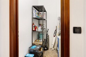 Interior - Apartment 'Casa Grace - Casa Al Mare' with Mountain View, Balcony and Wi-Fi (Vado ligure)