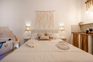 Shower, free toiletries, hair dryer, towels - Bed and Breakfast 'Dimora Giulia' with Wi-Fi and Air Conditioning (Castellana Grotte)