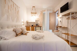 2 bedrooms, free WiFi, bed sheets - Bed and Breakfast 'Dimora Giulia' with Wi-Fi and Air Conditioning (Castellana Grotte)