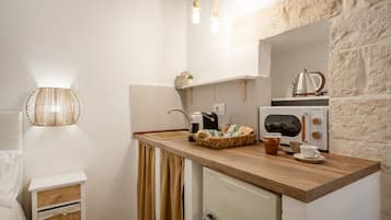 Frigorífico, microondas, placa de cocina y cafetera o tetera