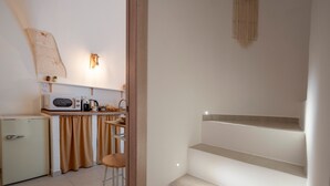 A compact kitchen with a microwave, toaster, and small refrigerator. - 'Ambra' Room with Balcony (Castellana Grotte)