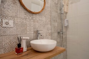 Shower, hair dryer, towels - 'Ambra' Room with Balcony (Castellana Grotte)