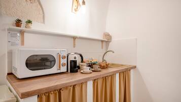 Frigorifero, microonde, piano cottura, macchina per tè/caffè