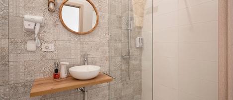 Douche, sĂšche-cheveux, serviettes fournies