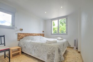 2 bedrooms, iron/ironing board, free WiFi, bed sheets