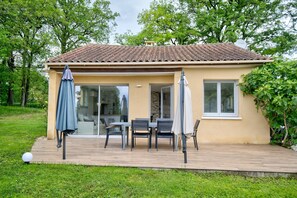 Outdoor dining - Gîte Déodatus in Cladech – House with Garden, Saltwater Pool, and Air Conditioning (Cladech)