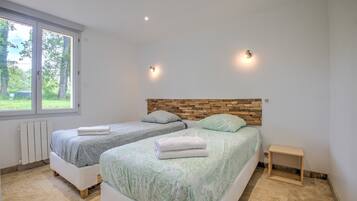 2 bedrooms, iron/ironing board, free WiFi, bed sheets